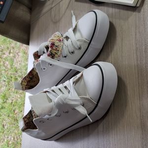 Size 7 splatter print sneakers